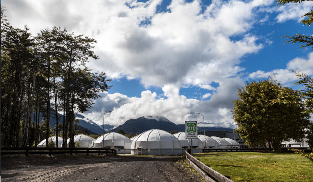 Piscicultura RAS Petrohué de Salmones Camanchaca, primera piscicultura con esta tecnología construida en Chile. Foto: Camanchaca. Piscicultura RAS Petrohué de Salmones Camanchaca, primera piscicultura con esta tecnología construida en Chile. Foto: Camanchaca.