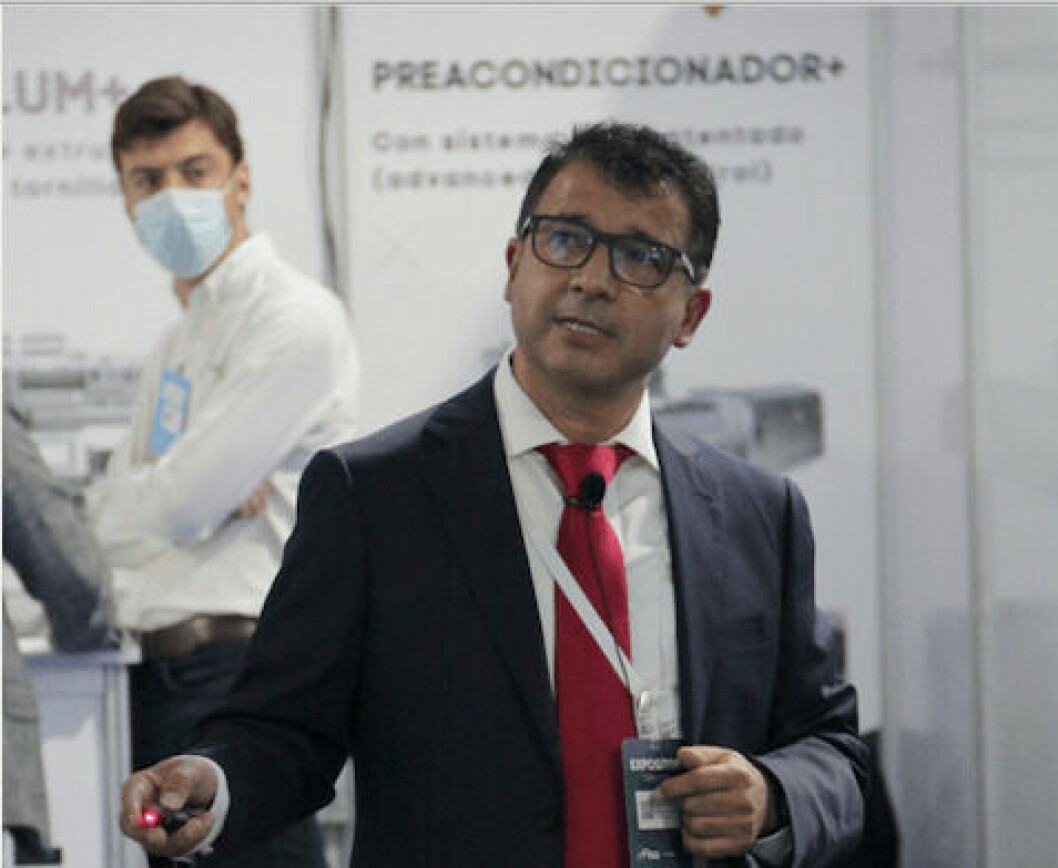 El tamaño de burbujas y velocidad de ascenso es uno de los principales problemas en oxigenación. Foto: David Ulloa. El tamaño de burbujas y velocidad de ascenso es uno de los principales problemas en oxigenación. Foto: David Ulloa.