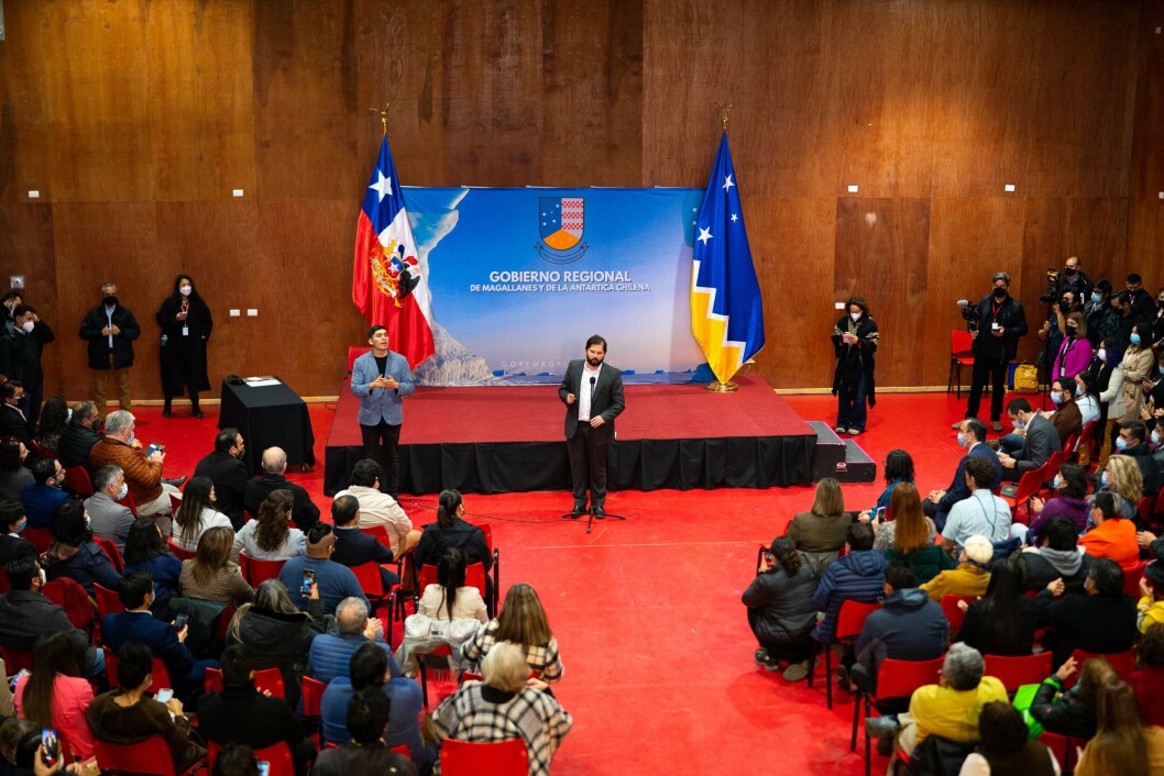 En Puerto Natales el Presidente Gabriel Boric insistió en que concesiones en áreas protegidas deben salir. Foto: Presidencia. En Puerto Natales el Presidente Gabriel Boric insistió en que concesiones en áreas protegidas deben salir. Foto: Presidencia.