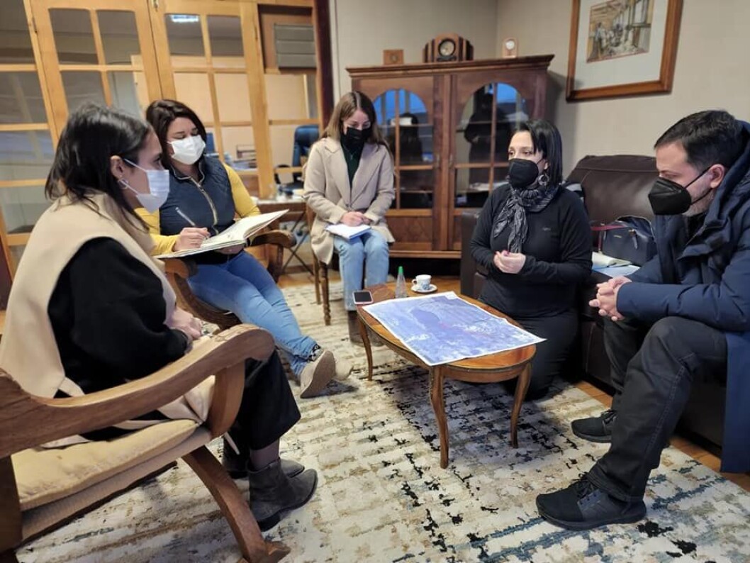 La alcaldesa Sabina Ballesteros (al extremo izquierdo) y sus funcionarios se reunieron este mes con la Gerenta de Relaciones Comunitarias de la Asociación de Salmonicultores de Magallanes, Cecilia Salinas; y con el Director de la misma organización, Pablo Berazaluce (ambos a la derecha). Foto: Municipalidad de Río Verde. La alcaldesa Sabina Ballesteros (al extremo izquierdo) y sus funcionarios se reunieron este mes con la Gerenta de Relaciones Comunitarias de la Asociación de Salmonicultores de Magallanes, Cecilia Salinas; y con el Director de la misma organización, Pablo Berazaluce (ambos a la derecha). Foto: Municipalidad de Río Verde.