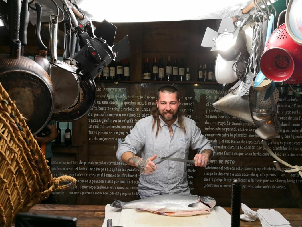 Chef Sammy Monsour, trabajando con salmón Silverside. Foto: Ventisqueros.