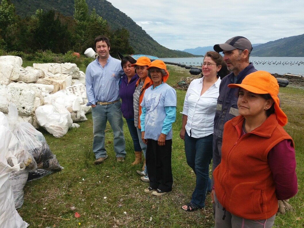 Director territorial de SalmonChile junto a la comunidad de Cholgo en actividad de limpieza de playas. Foto: SalmonChile.