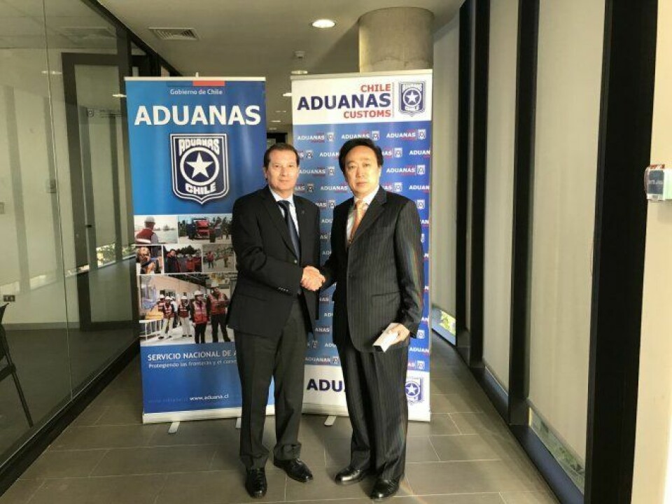 El director nacional de Aduanas, José Ignacio Palma, y el director general del Departamento de Gestión de Empresas y Control de Auditoría de la Administración de Aduanas de China, Hu Dongsheng. Foto: Aduanas de Chile.