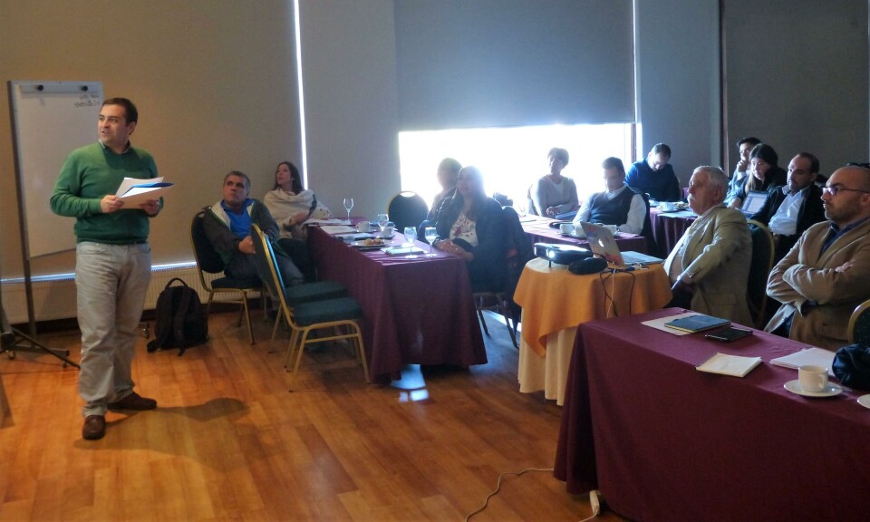 Al taller asistieron representantes de Sernapesca, Ifop, Subpesca, UACh, U de Chile, Intesal, Fundación Chile y empresas salmonicultoras, entre otros. Foto: Loreto Appel, Salmonexpert.