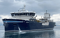 Entregan moderno wellboat capaz de transportar 450 toneladas de salmón