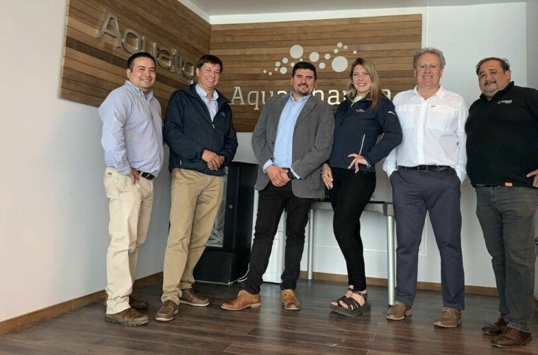 César Corona (tercero de izquierda a derecha), junto al equipo chileno de Aqua Pharma, en las nuevas oficinas. Foto: Aqua Pharma.