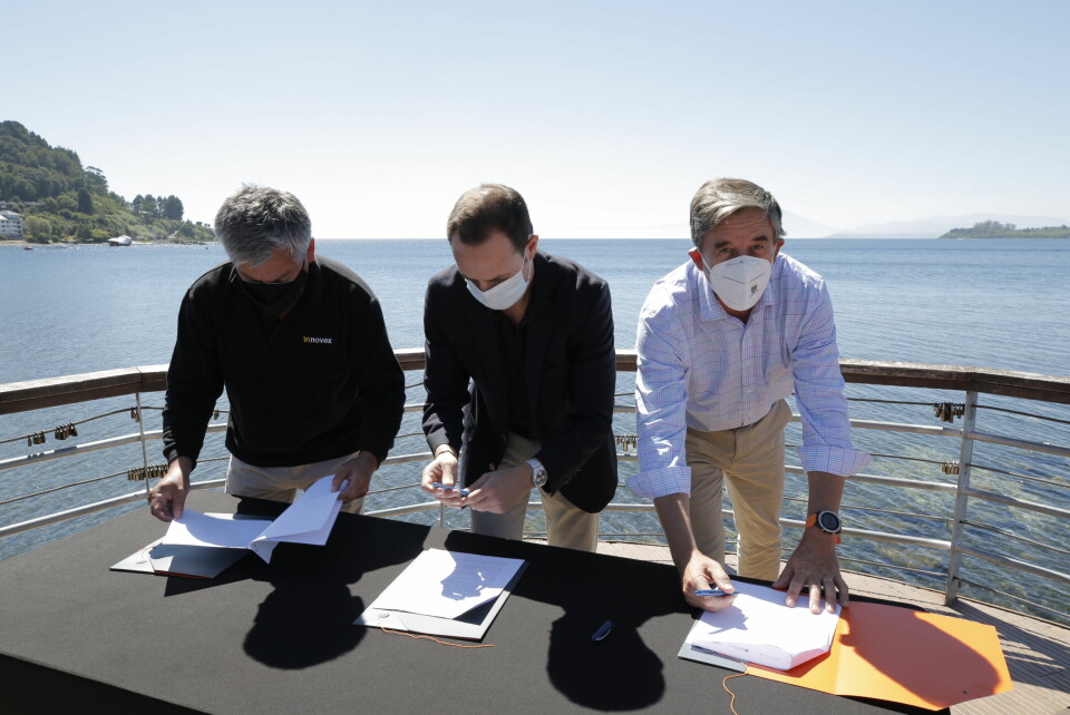 Firma del acuerdo para monitoreo ambiental del lago Llanquihue. Foto: AquaChile.