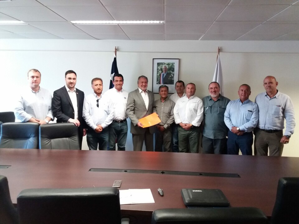 El Intendente de la región de la Araucanía, Jorge Atton, manifestó al importancia del sector acuícola a SalmonChile. Foto: SalmonChile.