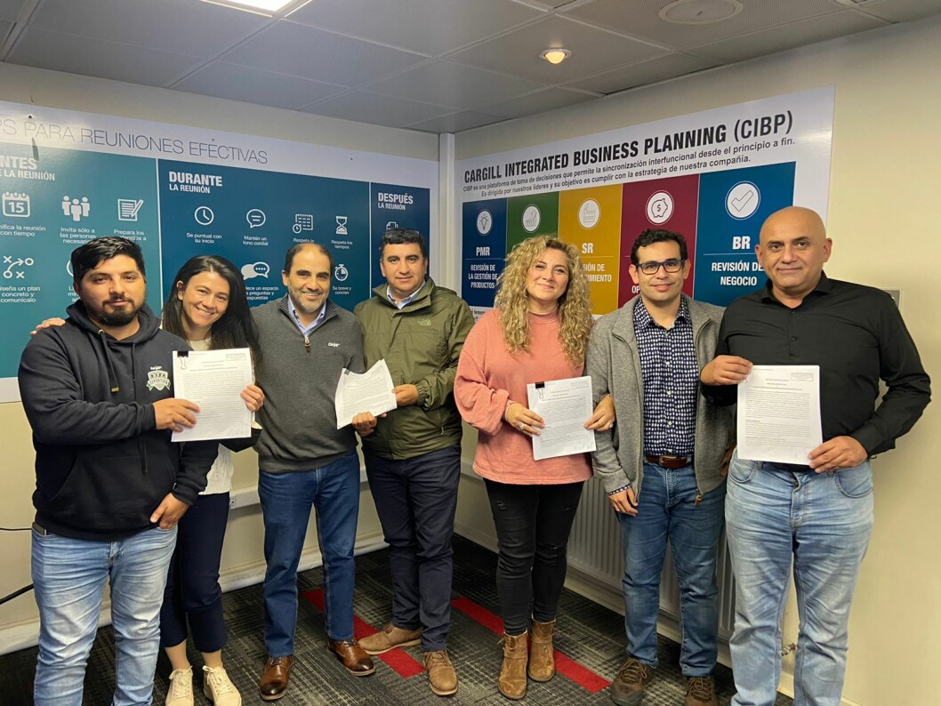 Firma del acuerdo entre Sindicato N°1 y Cargill Chile. Foto: Cargill Chile. Firma del acuerdo entre Sindicato N°1 y Cargill Chile. Foto: Cargill Chile.