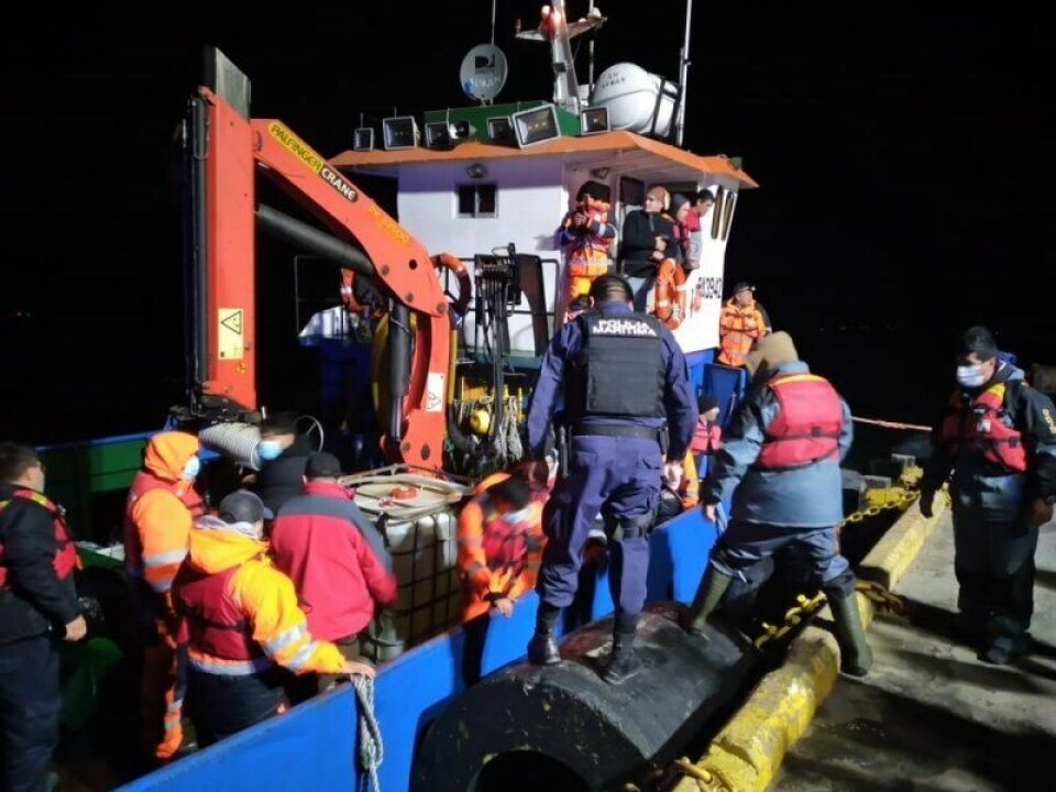 Autoridad Marítima de Puerto Natales coordinó el rescate de 22 personas desde centro de cultivo. Foto: Armada de Chile.