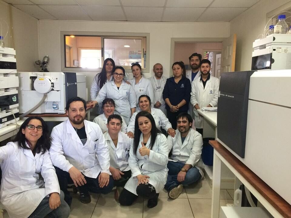 Equipo del Laboratorio de Toxinas Marinas de la Universidad de Chile. Foto: Laboratorio de Toxinas Marinas de la Universidad de Chile.