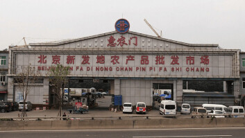 El virus fue detectado por la autoridad china en una tabla donde cortaban salmón en el mercado de alimentos Xinfadi (Pekín). Imagen: Wikimedia Commons. El virus fue detectado por la autoridad china en una tabla donde cortaban salmón en el mercado de alimentos Xinfadi (Pekín). Imagen: Wikimedia Commons.