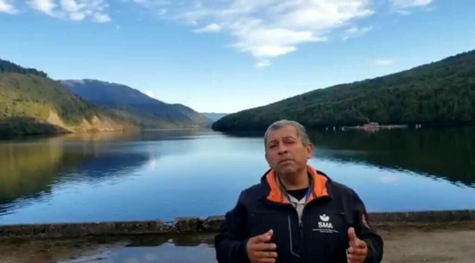 Óscar Leal, jefe regional de la SMA, en el centro de Salmones de Chile en Puyuhuapi. Foto: SMA.