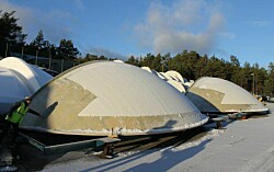 Centro para cultivo de salmón con forma de huevo alista entrega para operar