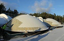Centro para cultivo de salmón con forma de huevo alista entrega para operar