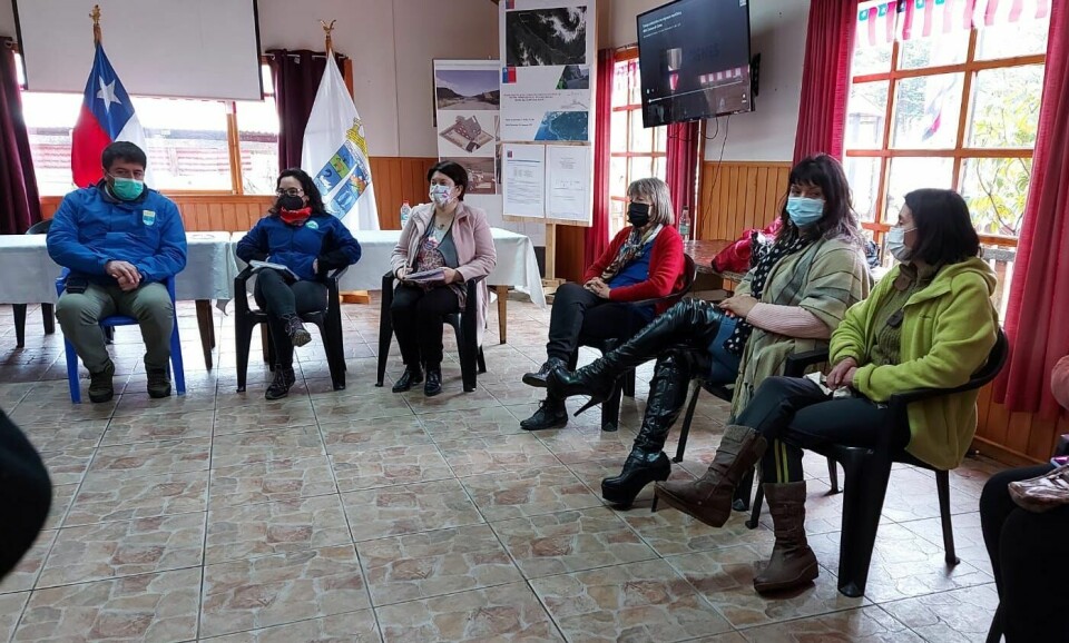 Reunión de la Gobernadora de Aysén, Andrea Macías, con los vecinos de Puyuhuapi. Foto: El Divisadero.