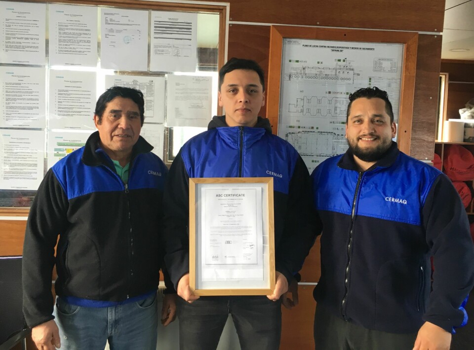 Los trabajadores del centro de cultivo Ensenada Lorca Guillermo Guerrero, Antonio Barreux y José Ruiz. Foto: Cermaq Chile.