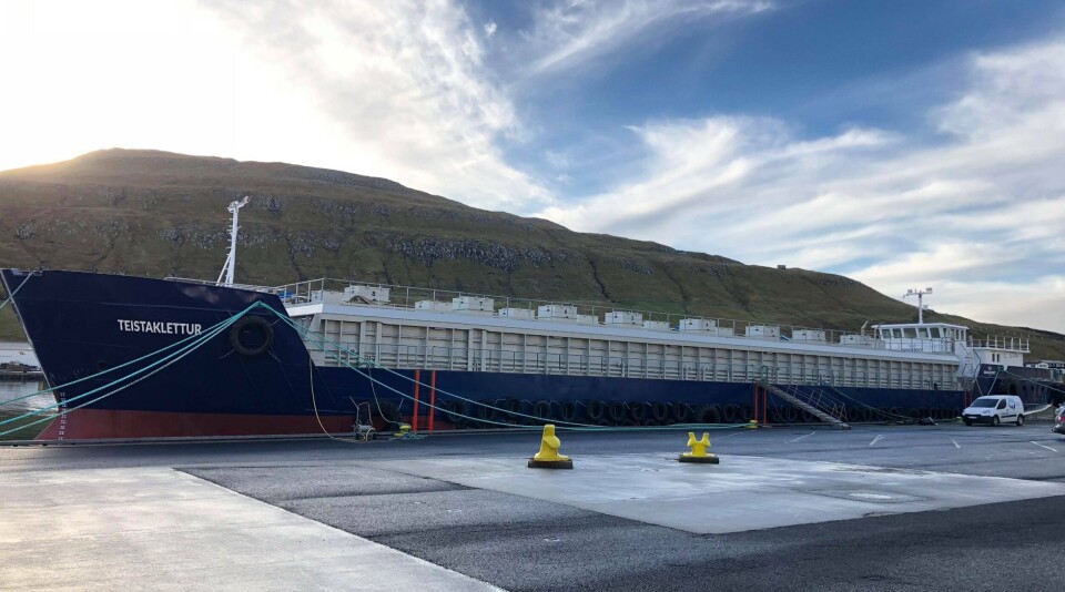Los acuicultores de Islas Feroe están acostumbrados a las condiciones difíciles. Esta barcaza de alimentación de Bakkafrost se convirtió en transportista en un área altamente expuesta en la isla sureña de Suðuroy. Foto: JT electric.