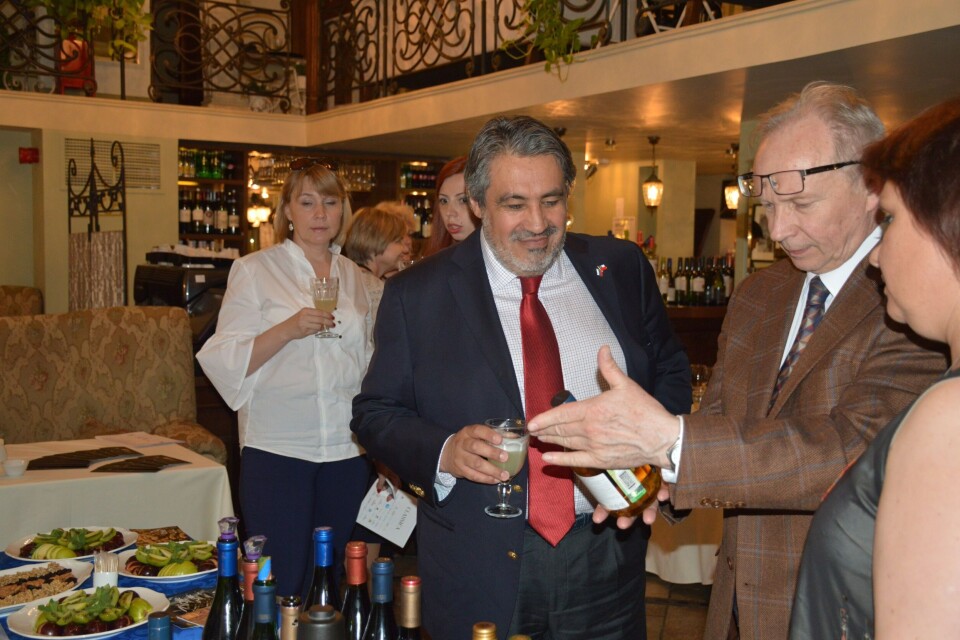 Autoridades conocen productos chilenos en cena de Moscú. Foto: Prochile.