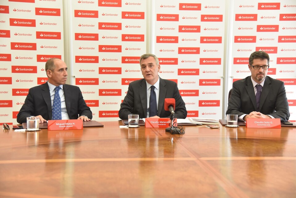 De izquierda a derecha, ejecutivos del Banco Santander en la junta de accionistas: Miguel Mata, gerente general, Claudio Melandri, presidente ejecutivo y Claudio Soto, economista jefe. Foto: Jonathan Garcés, Salmonexpert.