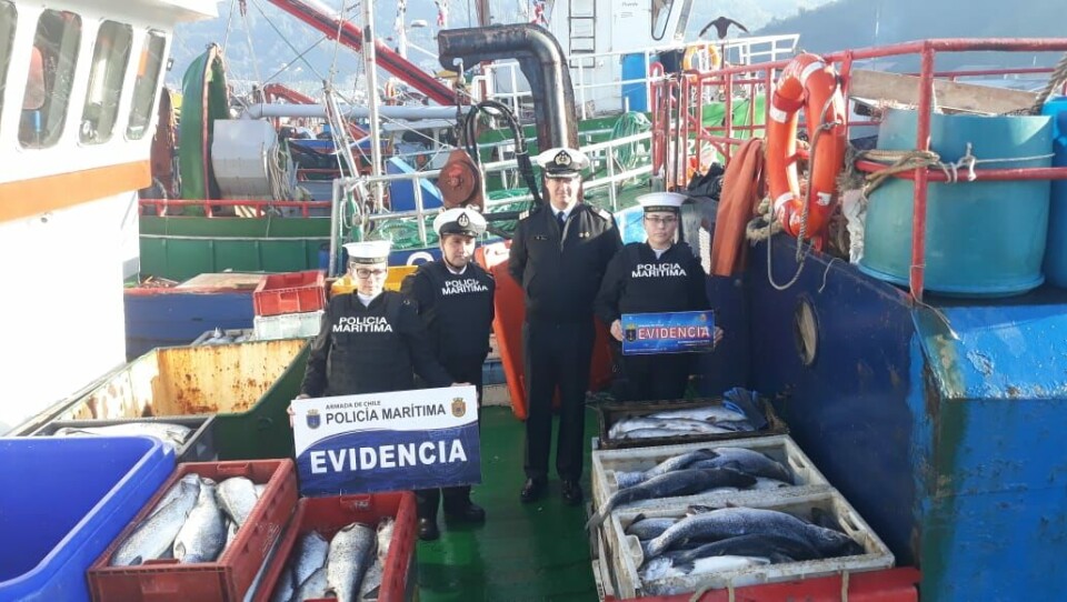 Personal de la Armada junto al producto incautado. Foto: Armada.