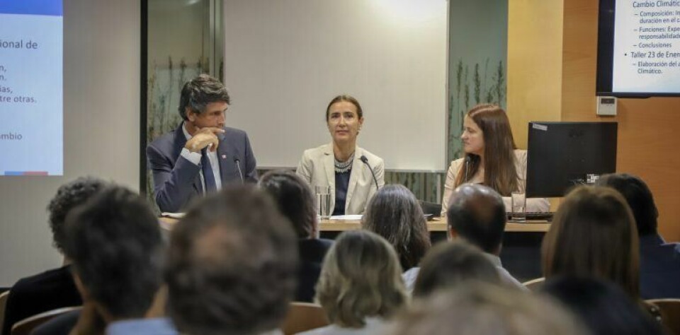 Ministra del Medio Ambiente, Carolina Schmidt, junto al titular de Ciencia y Tecnología, Andrés Couve. Foto: Ministerio del Medio Ambiente.