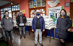 Bioled dona quintales de harina a la Escuela Rural Lenca
