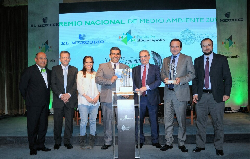 Equipo de Biomar recibiendo el premio. Foto: Biomar,