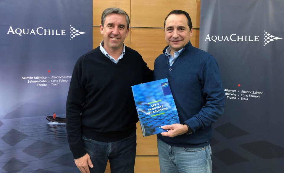 Gerente general de AquaChile, Sady Delgado y Eduardo Hagedorn, gerente general de BioMar Chile. Foto: Biomar Chile.