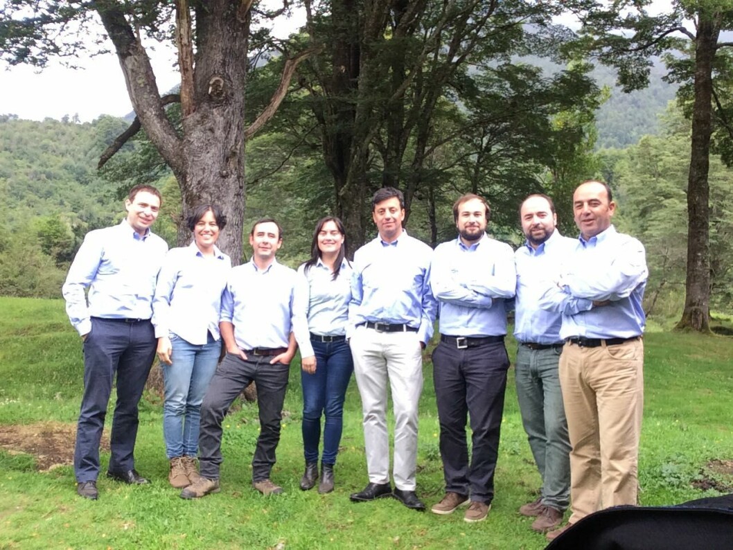 Equipo de BioMar de izquierda a derecha: Francisco Valdés, Gerente Comercial, Francisca Salvatierra yFrancisco Ferreira, Asistente Técnicos, Alin Casado, Especialista en Salud, Eduardo Suazo, BioFarmManager, Andres Amado Marketing Project Manager, Oscar Berríos y Esteban Parada, ambos ProductManager de Agua Mar y Dulce respectivamente. Equipo de BioMar de izquierda a derecha: Francisco Valdés, Gerente Comercial, Francisca Salvatierra yFrancisco Ferreira, Asistente Técnicos, Alin Casado, Especialista en Salud, Eduardo Suazo, BioFarmManager, Andres Amado Marketing Project Manager, Oscar Berríos y Esteban Parada, ambos ProductManager de Agua Mar y Dulce respectivamente.