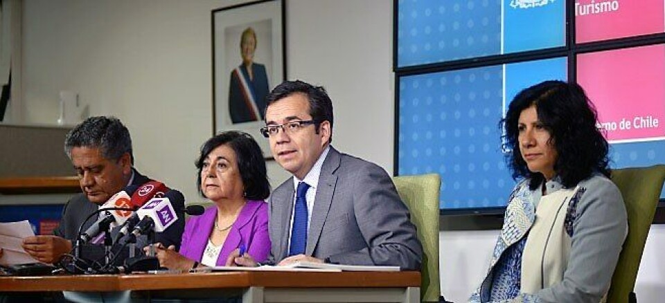 El Ministro de Economía, Fomento y Turismo, Luis Felipe Céspedes y el Subsecretario de Pesca y Acuicultura, Raúl Súnico, reciben el informe final de la Comisión Científica Marea Roja. Foto: Ministerio de Economía.