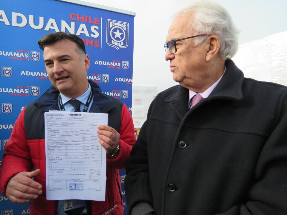 El director regional de Aduanas, Pablo Elvenberg, con el intendente de la región de Los Lagos, Harry Jürgensen, mostrando la certificación de origen del producto de Salmones Camanchaca.