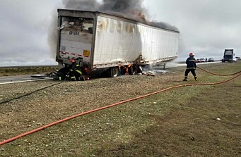 Camión cargado de salmón se incendia en Argentina
