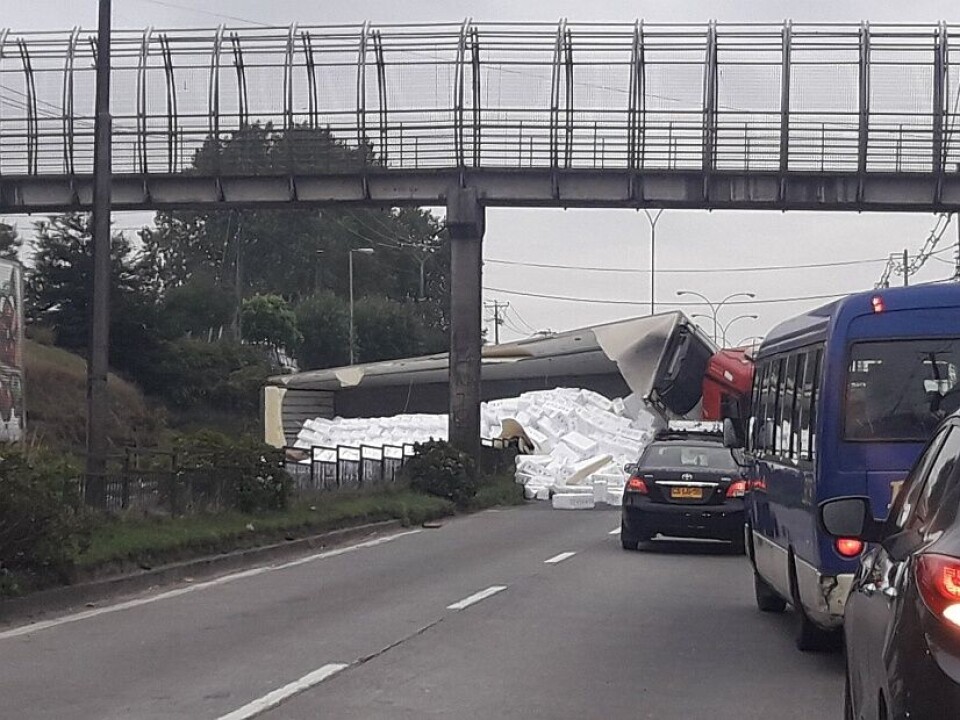 Imagen del camión volcado, que transportaba salmones a Brasil. Foto: Tomada de Soy Puerto Montt.