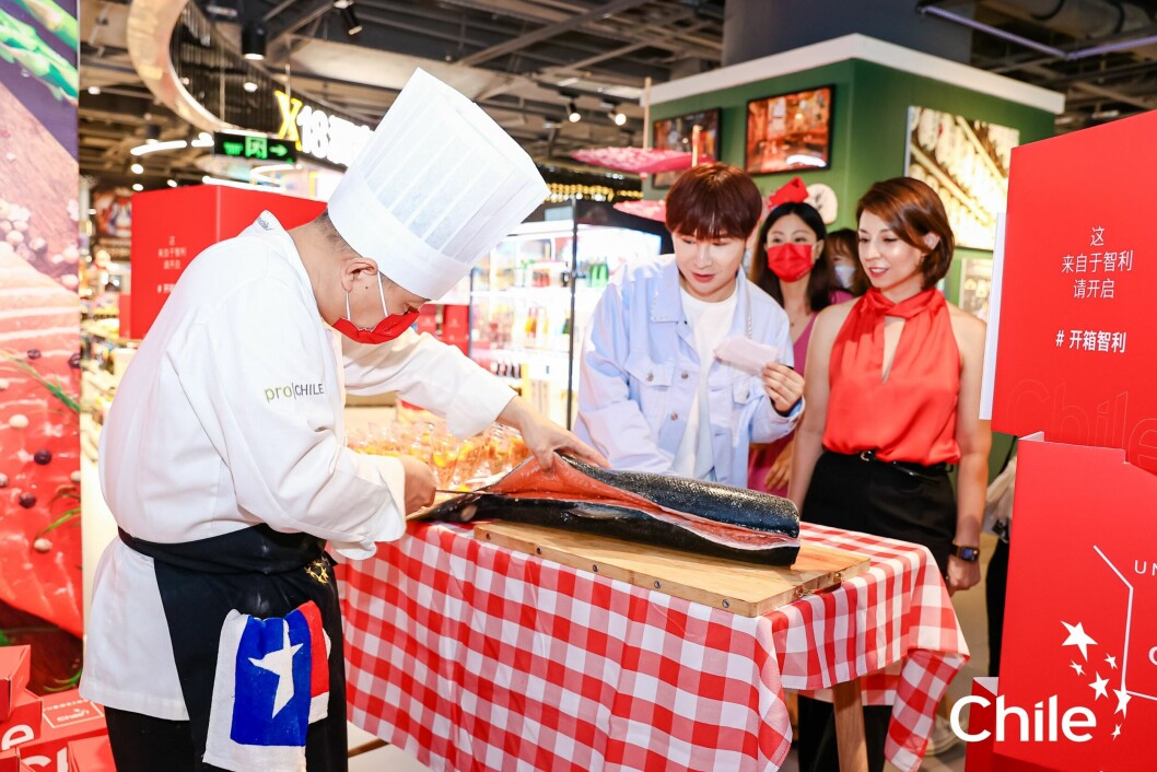 Entre el 5 y el 11 de julio, la oficina de ProChile Beijing y el hipermercado Fresh Hippo, destacaron los productos chilenos en la campaña “Chile E-commerce week in Hema”. Foto: ProChile. Entre el 5 y el 11 de julio, la oficina de ProChile Beijing y el hipermercado Fresh Hippo, destacaron los productos chilenos en la campaña “Chile E-commerce week in Hema”. Foto: ProChile.
