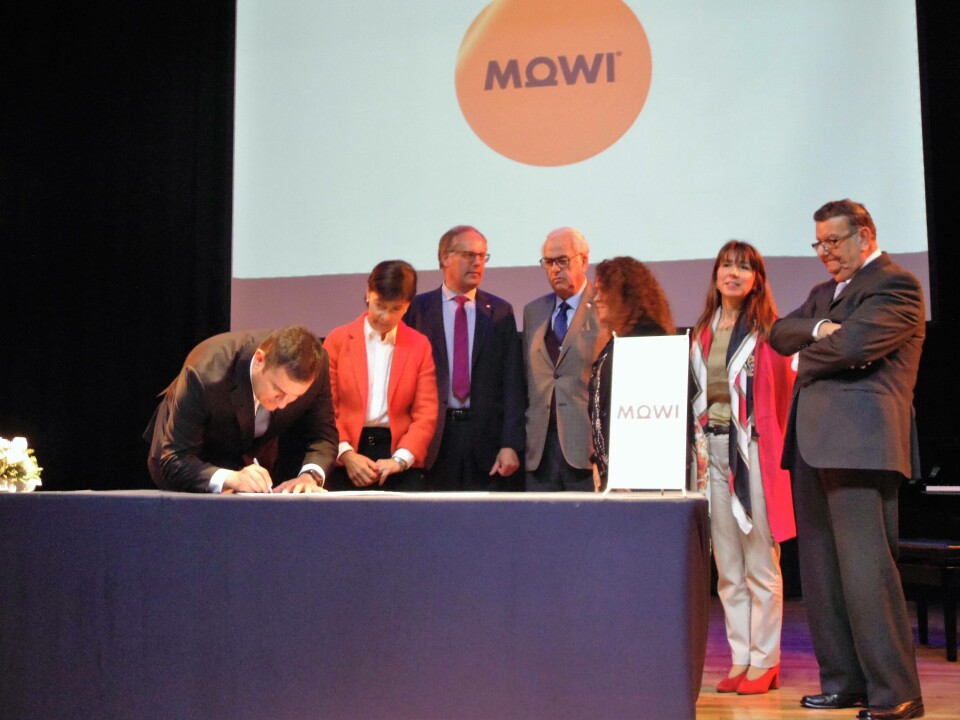 Firma de convenio entre Mowi y Sename. Foto: Karla Faundez, Salmonexpert.