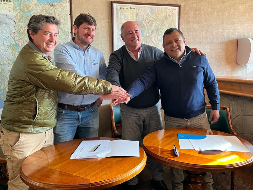 La firma del acuerdo compromete a las empresas a entregar sus redes en desuso. Foto: Blumar. La firma del acuerdo compromete a las empresas a entregar sus redes en desuso. Foto: Blumar.