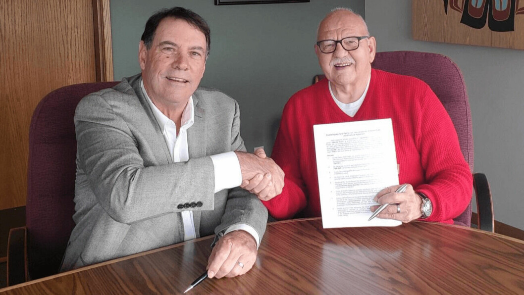 Jim Parsons, gerente general de Cooke Aquaculture Pacific, y Ron Allen, presidente del Consejo Tribal / CEO de la Tribu Jamestown S'Klallam, firman el acuerdo de asociación. Foto: Cooke.