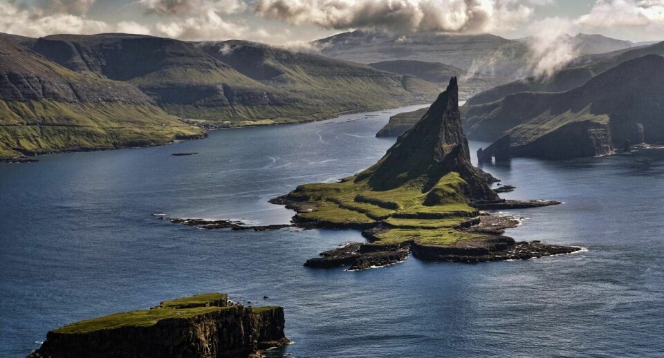 El cultivo de salmón en Islas Faroe se realiza en medio de una naturaleza espectacular. Foto: Hiddenfjord.