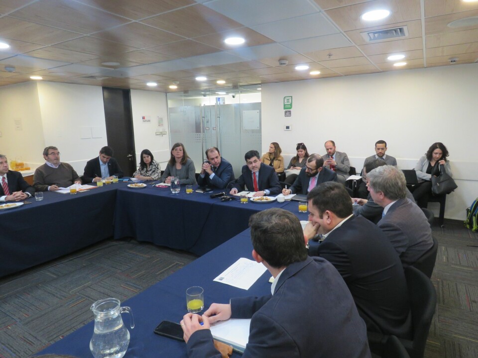 El subsecretario de Pesca y Acuicultura, Eduardo Riquelme, lideró la reunión de ayer con los máximos ejecutivos de la industria chilena del salmón. Foto: Jonathan Garcés.
