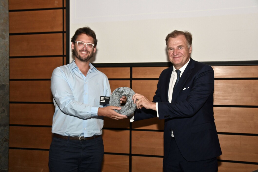Benjamín González, CEO y socio fundador de Greenspot recibe el premio de parte de Heriberto Urzúa, miembro del Comité Ejecutivo de Sofofa y presidente del Comité de Desarrollo Empresarial Sostenible del gremio. Foto: Vital Comunicaciones. Benjamín González, CEO y socio fundador de Greenspot recibe el premio de parte de Heriberto Urzúa, miembro del Comité Ejecutivo de Sofofa y presidente del Comité de Desarrollo Empresarial Sostenible del gremio. Foto: Vital Comunicaciones.