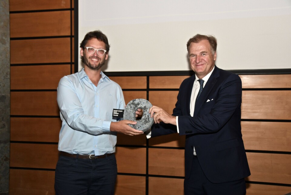 Benjamín González, CEO y socio fundador de Greenspot recibe el premio de parte de Heriberto Urzúa, miembro del Comité Ejecutivo de Sofofa y presidente del Comité de Desarrollo Empresarial Sostenible del gremio. Foto: Vital Comunicaciones.