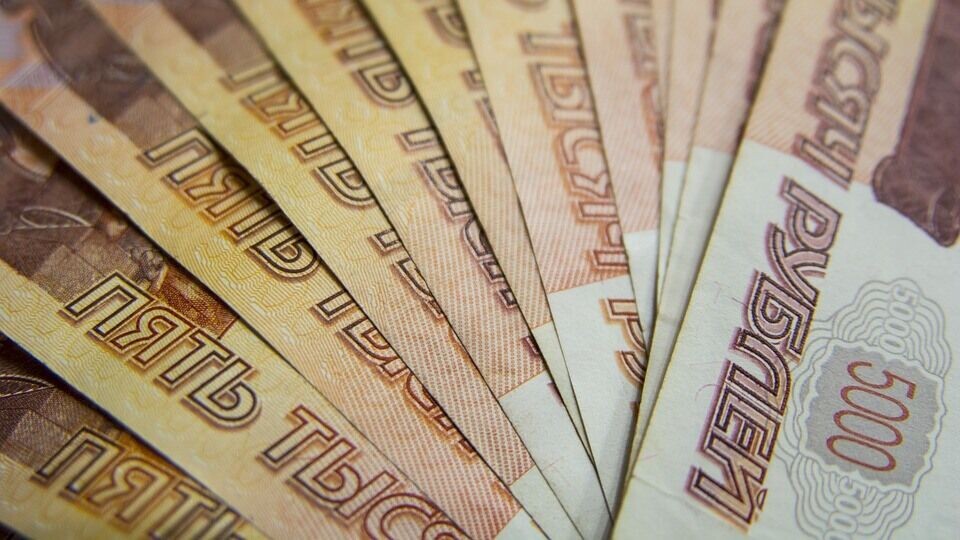 Débil rublo y altos precios afectan a compradores rusos