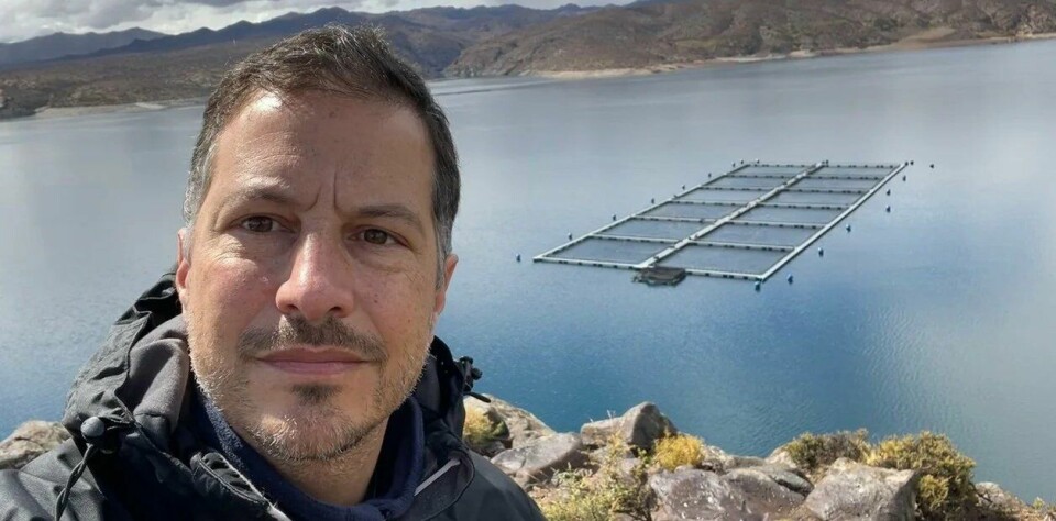 El ingeniero acuícola Lucas Maglio, en el embalse de Piedra del Águila, con las balsas jaula detrás. Foto: Clarin.