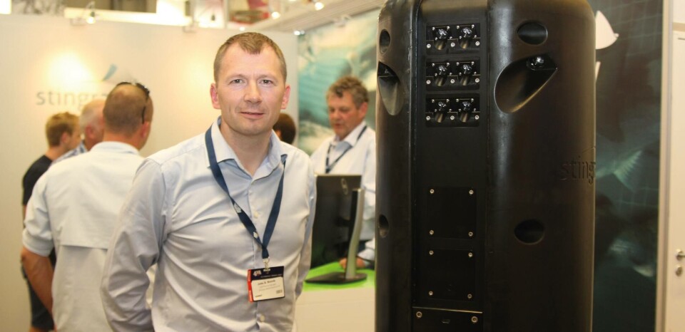 El CEO de Stingray, John Arne Breivik, junto a suequipo de desparasitación óptica.