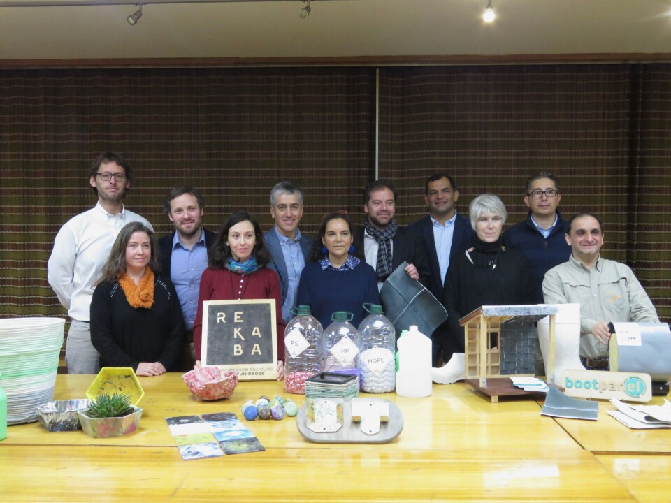 Emprendedores de iniciativas de Economía Circular, junto a autoridades sectoriales. Foto: Karla Faundez, Salmonexpert.
