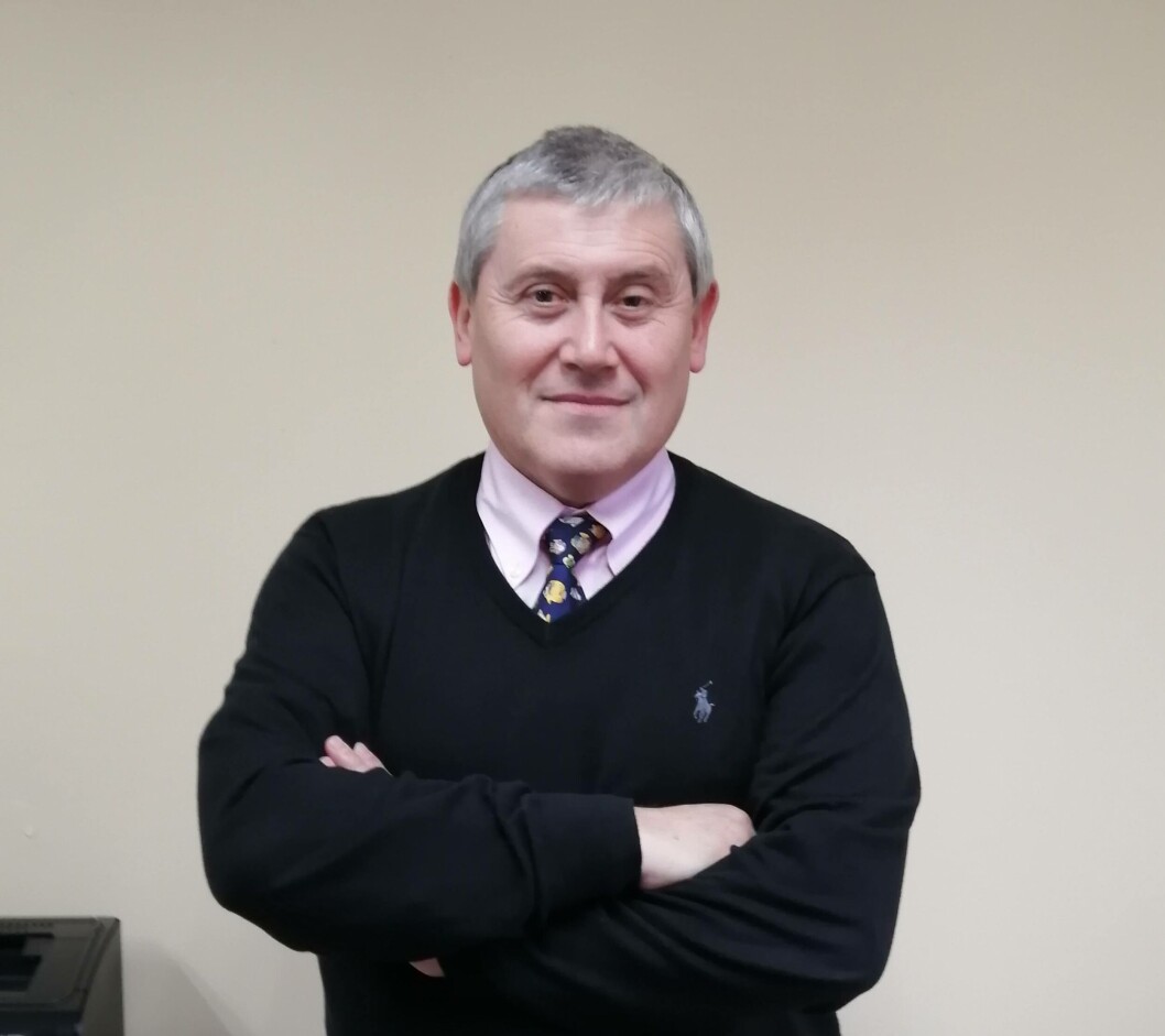 Dr. Ulises Alarcón, académico de la escuela de Ingeniería Civil Industrial de la Universidad Austral de Chile, sede Puerto Montt. Foto: UACh. Dr. Ulises Alarcón, académico de la escuela de Ingeniería Civil Industrial de la Universidad Austral de Chile, sede Puerto Montt. Foto: UACh.