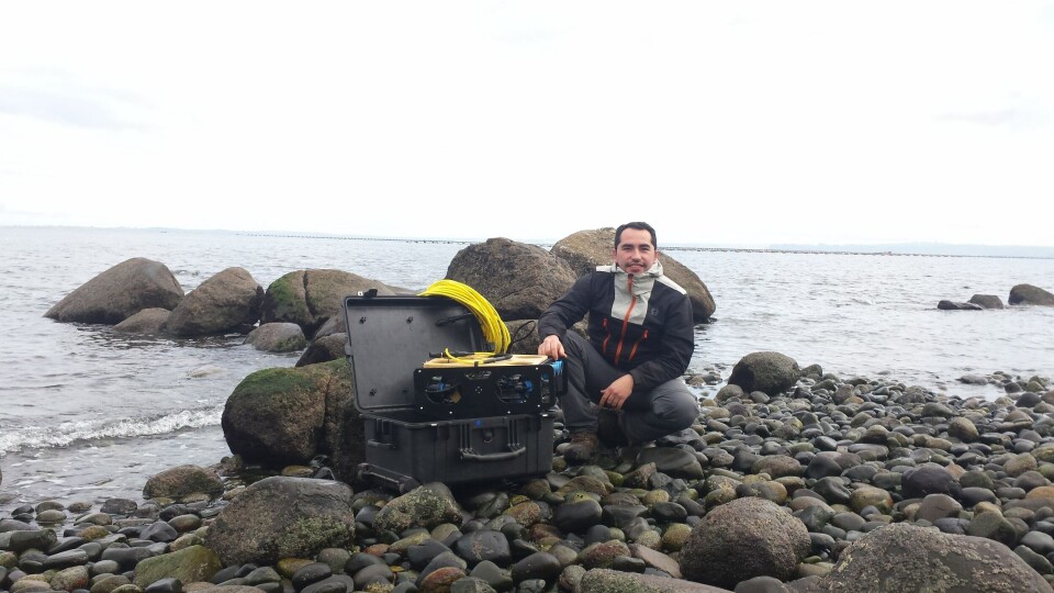 Cristian Robles junto al más reciente prototipo de la compañía. Foto: ROV Service.