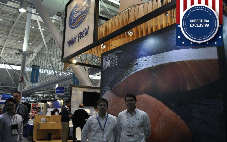 Andrés Arancibia y José Manuel Schwerter en el stand de Súper Salmón. Foto: Daniella Balin, Salmonexpert.