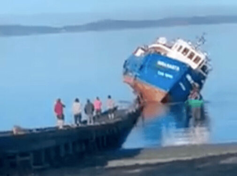 Ya se iniciaron las maniobras para reflotar el navío junto con descartarse el derrame de combustible. Foto: Reportero SurAustral.